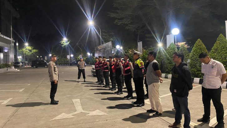 Anggota Sat Intelkam Polresta Tangerang melaksanakan Apel Malam piket Fungsi di Halaman Mapolresta Tangerang