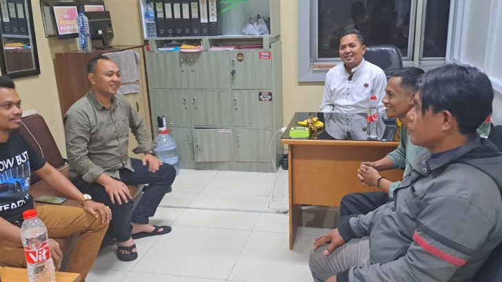 Kanit 3 Sat Intelkam dan Anggota Sat Intelkam Melaksanakan himbauan terhadap Sdr. Irwan (Ketua LSM Kompas) untuk mendukung dan ikut serta dalam memelihara Harkamtibmas