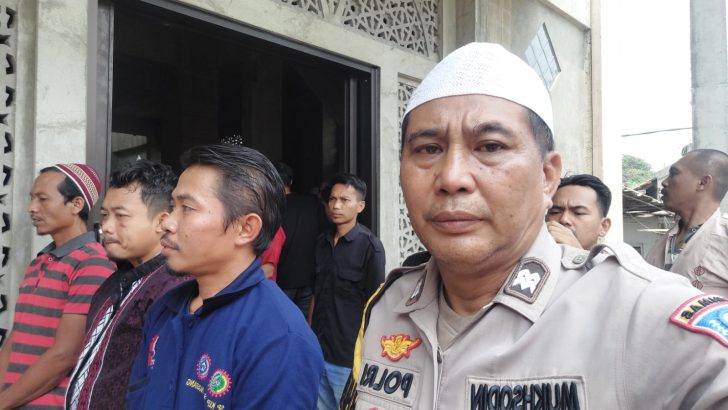 Polsek Cikupa Gelar Jumat Keliling, Aiptu Mukhsodin Jalin Silaturahmi di Masjid Jami Baitul Mutaqqin