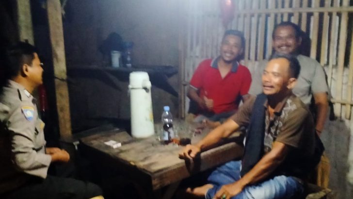 Pastikan wilayah aman, Bripka Dwi P lakukan giat Patroli Mobile malam hari.