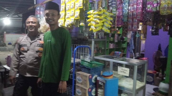Semakin dekat dan erat dengan warga binaannya di Desa Koper, Polisi RW Aipda Bambang lakukan sambang