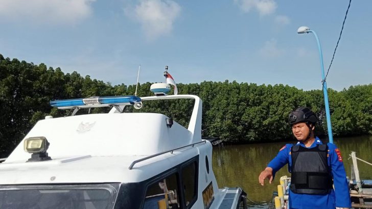 Piket jaga melakukan pengecekan alat apung dapra kapal patroli.