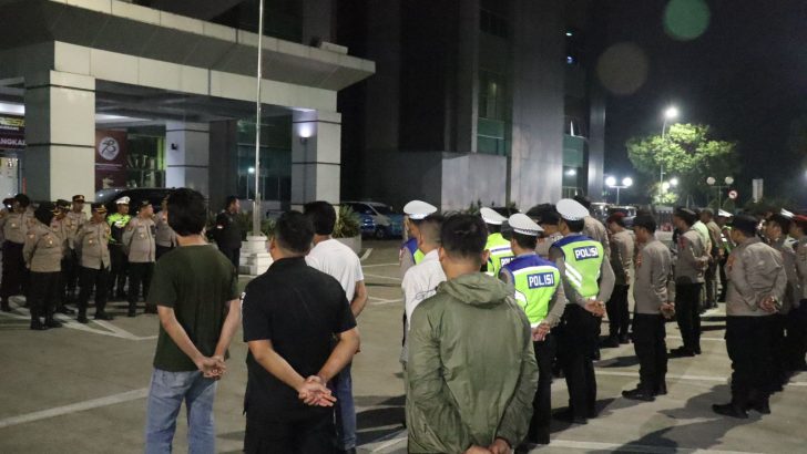 Anggota Sat Intelkam Polresta Tangerang melaksanakan Apel Malam piket Fungsi di Halaman Mapolresta Tangerang