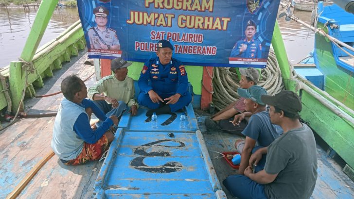 Bripka Sayoko melakukan kegiatan Jum’at curhat masyarakat nelayan .