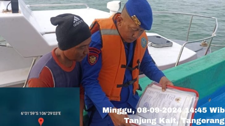 Kapal patroli melakukan pemeriksaan dokumen kapal nelayan diperairan tj.kait