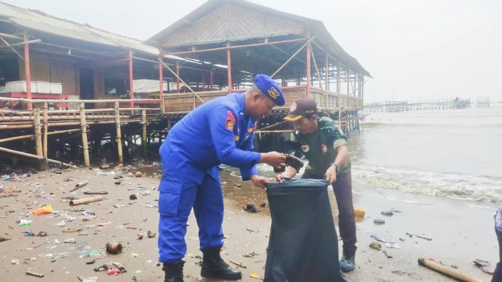 Bersama Masyarakat pesisir, Aipda Anggoro unit Binmas Perairan Satpolairud Polresta Tangerang mengajak untuk menjaga kebersihan di pantai Serta beredukasi.
