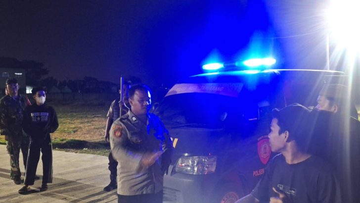 Briptu Eka dan Babinsa Koramil 07 Kresek semangat lakukan Patroli Mobile dan Dialogis di Wilayah Hukum Polsek Kresek