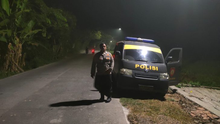 Briptu Eka tak henti-hentinya melakukan berbagai upaya menjaga wilayahnya dari Gangguan Kamtibmas