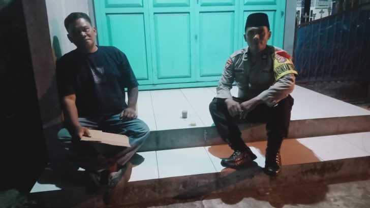 Aiptu Sukarna kunjungi Tokoh Pemuda Desa Cibetok guna menjalin Tali Silaturahmi dengan para pemuda.