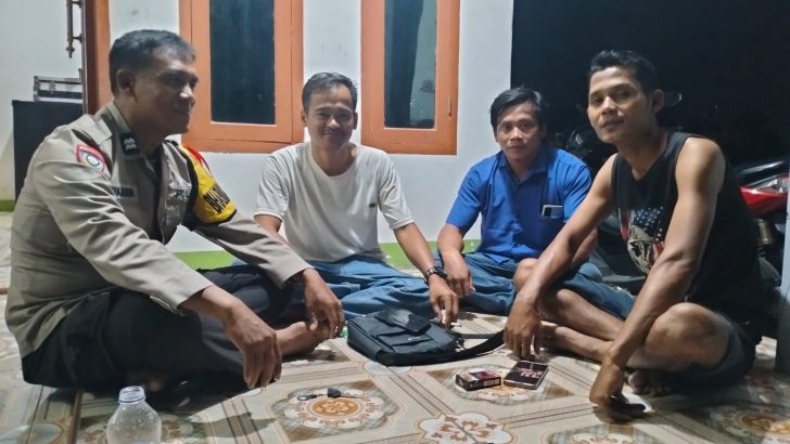 Aiptu Sukarna lalukan Patroli Sambang, sebagai bentuk upaya pendekatan diri dengan masyarakat di Desa Jengkol