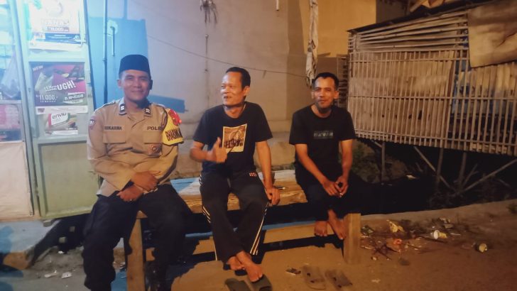 Aiptu Sukarna kunjungi Tokoh Masyarakat di Desa Cibetok guna menjalin Tali Silaturahmi dengan para Sesepuh.