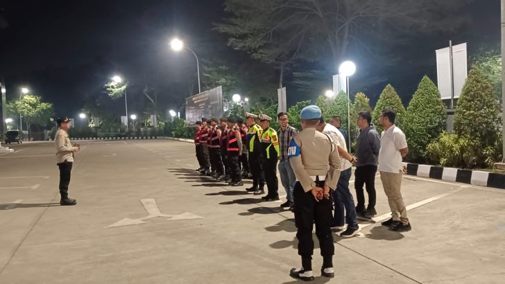Anggota Sat Intelkam Polresta Tangerang melaksanakan Apel Malam piket Fungsi di Halaman Mapolresta Tangerang