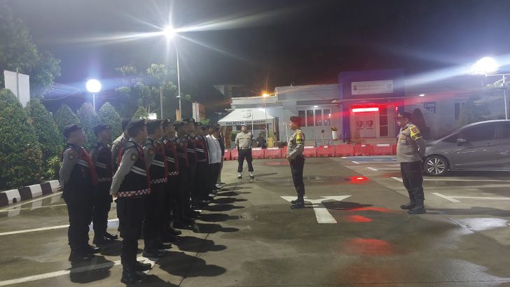 Anggota Sat Intelkam Polresta Tangerang melaksanakan Apel Malam piket Fungsi di Halaman Mapolresta Tangerang