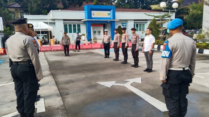 Anggota Sat Intelkam Polresta Tangerang melaksanakan Apel serah terima piket Fungsi di Halaman Mapolresta Tangerang