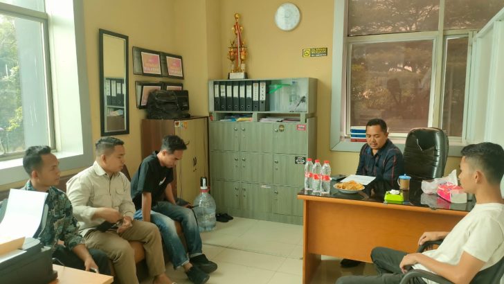 Kanit 3 Sat Intelkam dan Anggota Sat Intelkam Melaksanakan himbauan terhadap Sdr. Jemi (ketua Ksatria Muda) untuk mendukung dan ikut serta dalam memelihara Harkamtibmas