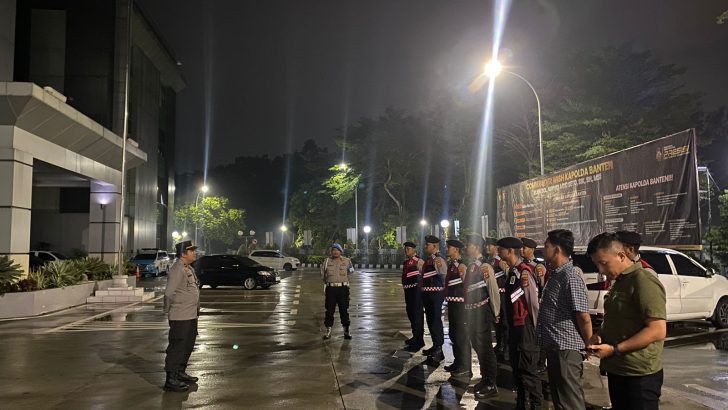Anggota Sat Intelkam Polresta Tangerang melaksanakan Apel Malam piket Fungsi di Halaman Mapolresta Tangerang