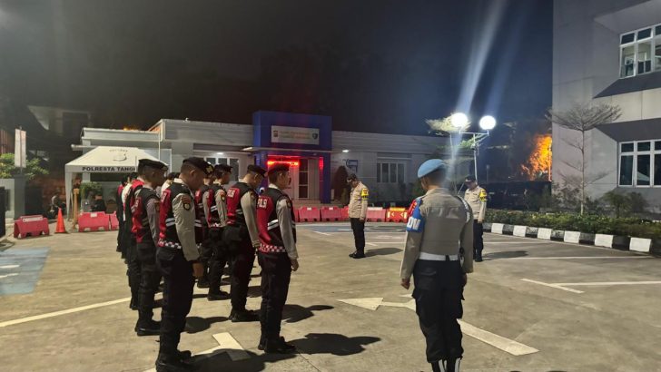 Anggota Sat Intelkam Polresta Tangerang melaksanakan Apel Malam piket Fungsi di Halaman Mapolresta Tangerang