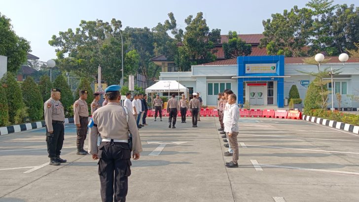 Anggota Sat Intelkam Polresta Tangerang melaksanakan Apel serah terima piket Fungsi di Halaman Mapolresta Tangerang