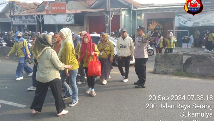 Pengaturan Lalu Lintas oleh Polsek Cikupa: Jam Sibuk di Depan PT Cingluh Terkendali