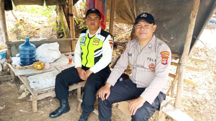 Anggota Sat Pamobvit Polresta Tangerang bersama security melaksanakan pengamanan di proyek pembangunan saluran air kawasan Cikupa mas di area Kp.sumur