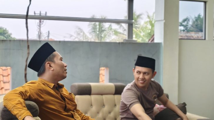 Personil Polsubsektor Jayanti Polsek Cisoka Polresta Tangerang melaksanakan kegiatan dengan warga berikan himbauan keamanan di wilayah.