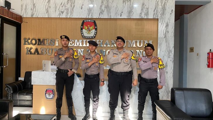 Personil Sat Pamobvit Polresta Tangerang melaksanakan kegiatan Pengamanan di Kantor KPU Kab.Tangerang dalam rangka Operasi Mantap Praja 2024