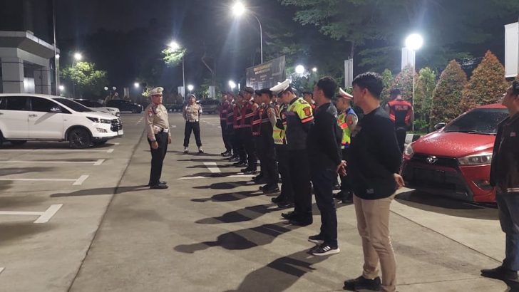 Anggota Sat Intelkam Polresta Tangerang melaksanakan Apel Malam piket Fungsi di Halaman Mapolresta Tangerang
