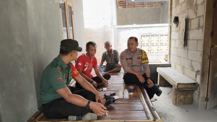 Bhabinkamtibmas Desa Tobat Polsek Balaraja Polresta Tangerang,memberikaan himbauan kepada warga Binaan, tentang pilkada yang aman, damai dan sejuk