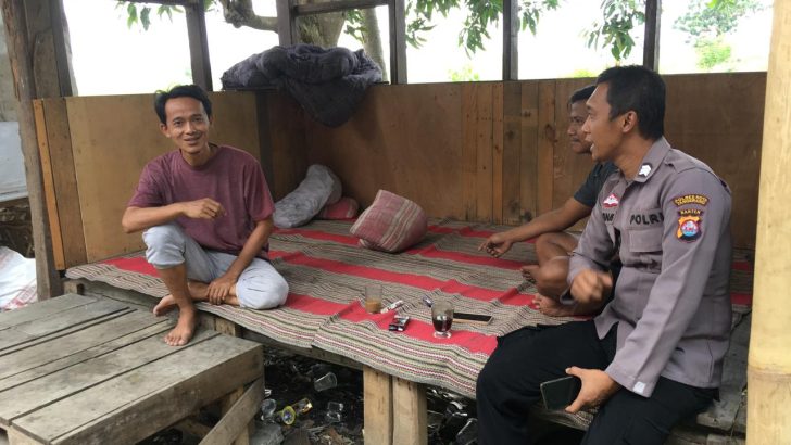 Bripka Yonas A lakukan giat Patroli Dialogis demi menjaga Harkamtibmas di Desa Renged