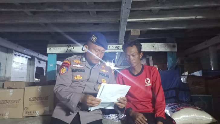 Guna Tertib Administrasi Satpolairud Lakukan Pengecekan Dokumen Kapal Angkut Penumpang dan Barang