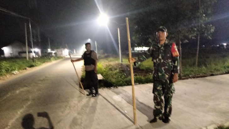 Patroli Mobile malam hari dilakukan Bripka Dimas bersama Babinsa Koramil 07 Kresek dalam mencegah Guantibmas di wilayah