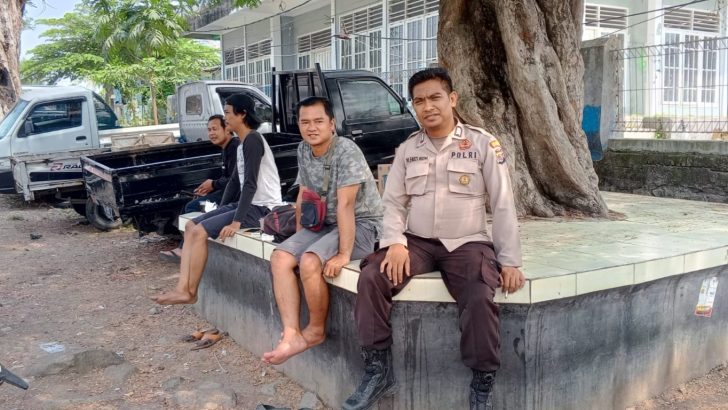 Pastikan wilayah aman, Bripka Fauzi R lakukan giat Patroli Sambang Warga di Desa Kresek