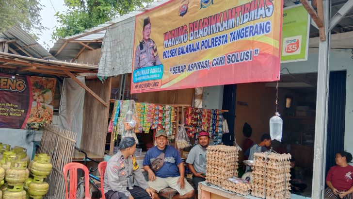 Bhabinkamtibmas Polsek Balaraja Polresta Tangerang Aipda Ikrar Dinata memberikaan himbauan dan pesan-pesan kamtibmas kepada warga Warung Bhabinkamtibmas, tentang pilkada aman, damai dan sejuk