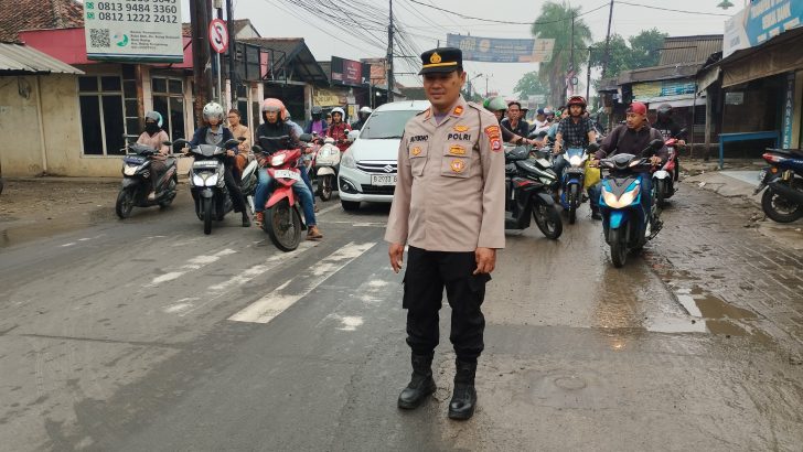 Antisipasi kemacetan, Kanit Samapta giat pengaturan lalin pagi hari.