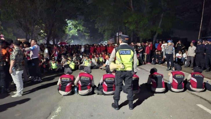 Briptu desi melaksanakan pengamanan deklarasi damai