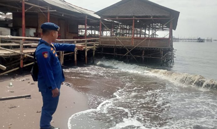 Laksanakan Pengamanan Wisata Pantai Untuk Menjaga Situasi Kamtibmas Oleh Satpolairud Polresta Tangerang