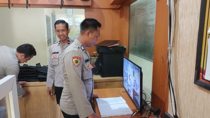 Anggota Siwas Polresta Tangerang Melakukan Pengawasan dan Pengecekan CCTV di Ruang Command Center.