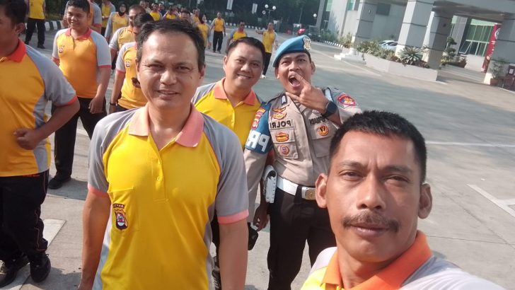 Anggota Sat Reskrim Polresta Tangerang Ikuti Olahraga Pagi untuk Menjaga Kebugaran