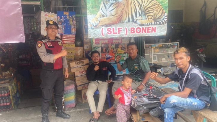 Melaksanakan Patroli Dialogis di Margasari, Anggota Turjawali SatSamapta memberikan pesan kamtibmas Kepada Masyarakat Memastikan situasi Aman.