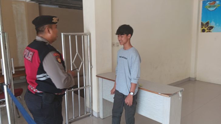 Di sekitaran PT. Inawan dilaksanakan Patroli Dialogis oleh Anggota Sat Samapta Polresta Tangerang memberikan Himbauan  kamtibmas Kepada Masyarakat.