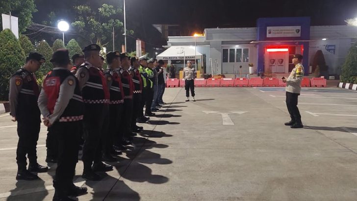 Anggota Sat Samapta Polresta Tangerang melaksanakan kegiatan Apel Patroli Dialogis di Lapangan Apel Polres Kota Tangerang.