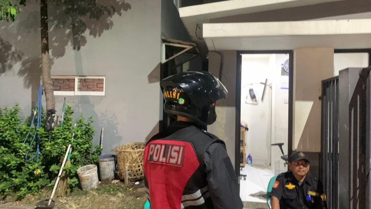Memastikan Kamtibmas Aman, Anggota Sat Samapta melaksanakan Patroli Dialogis di sekitaran Kedaton dan memberikan pesan kamtibmas Kepada Masyarakat.