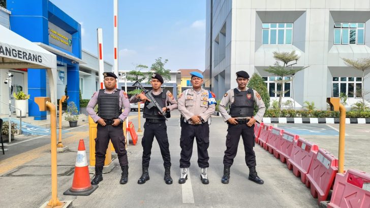 Anggota Sat Samapta Polresta Tangerang Melaksanakan Penjagaan Mako Untuk Antisipasi Gangguan Kamtibmas.