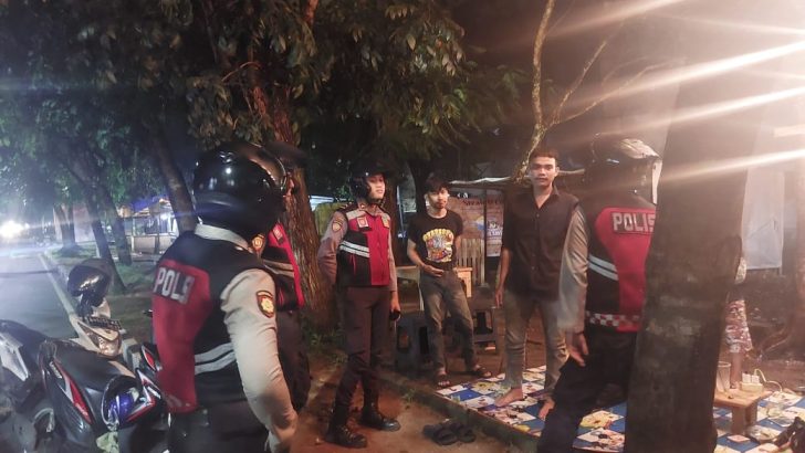 Mencegah terjadinya gangguan Kamtibmas Anggota Sat Samapta memberikan pesan kamtibmas saat Melaksanakan patroli Dialogis di sekitaran Cikupa.