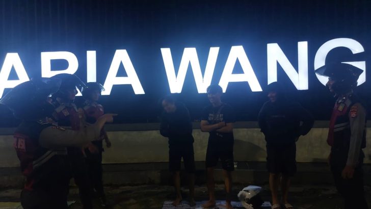 Di sekitaran Jl. Raya Aria Wangsakara Patroli Dialogis  dilakukan oleh Anggota SatSamapta Polresta Tangerang dipimpin oleh Pawas