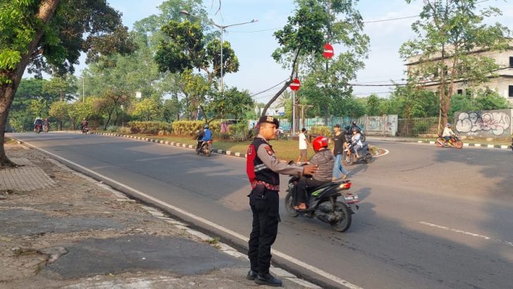 Pelayanan Prima Pengaturan LaluLintas Di U Turn Bugel Anggota Sat Samapta Polresta Tangerang.
