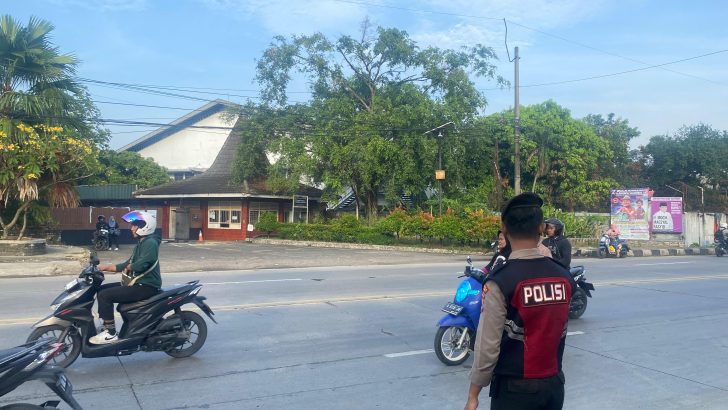 Memberikan Pelayanan kepada masyarakat berupa Pengaturan Lalulintas Di Depan PT. Tuntex Cikupa Anggota Sat Samapta Polresta Tangerang.