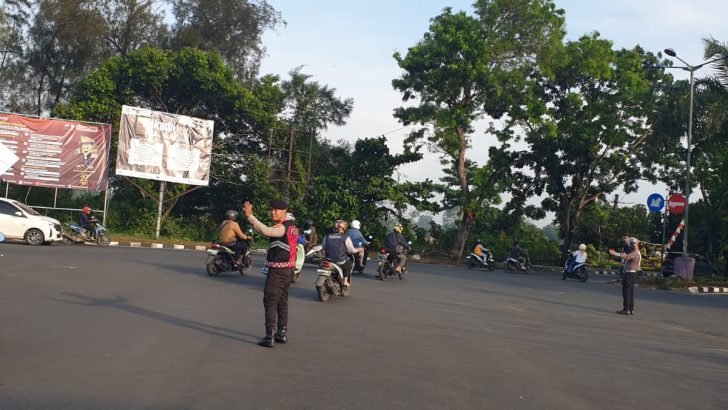 Anggota Sat Samapta Polresta Tangerang melaksanaan tugas Pelayanan Prima Pengaturan Lalulintas Di Simpang Tiga arah Pemda Kab. Tangerang.