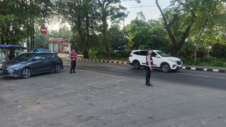 Pelaksanaan tugas Pelayanan Prima Pengaturan Lalulintas Di Simpang Tiga Kantor Pos Tigaraksa oleh Anggota Sat Samapta Polresta Tangerang.