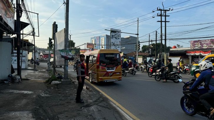 Di Pertigaan Cibadak Anggota Sat Samapta Polresta Tangerang Memberikan Pelayanan kepada masyarakat berupa pengaturan Lalu Lintas.